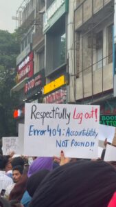 लुधियाना में NEET पेपर लीक के विरोध में प्रदर्शन करते छात्र-छात्राएं हाथों में व्यंग्यात्मक स्लोगन वाले पोस्टर लिए हुए।