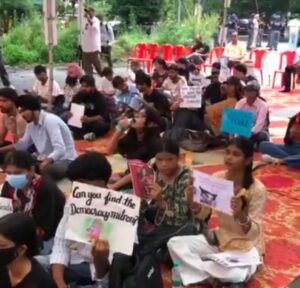 "NEET पेपर लीक के विरोध में जालंधर के DC ऑफिस के बाहर छात्रों का शांतिपूर्ण 12 घंटे का प्रदर्शन।"