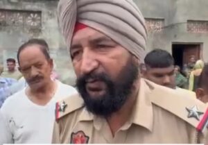चोरी को पुस्ताश करते हुए पुलिसकर्मी 