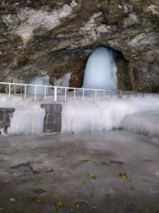 अमरनाथ यात्रा फिर हुई शुरू: मौसम साफ होने के बाद भगवती नगर आधार शिविर से 6,269 श्रद्धालुओं का 18वां जत्था कड़ी सुरक्षा के बीच बालटाल बेस कैंप के लिए रवाना।