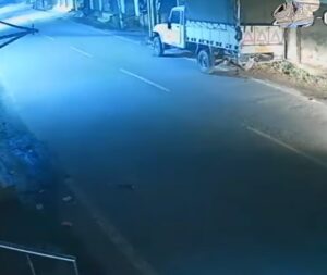 Jalandhar में सड़क किनारे खड़ी Mahindra Pickup चोरी, CCTV में कैद हुई घटना